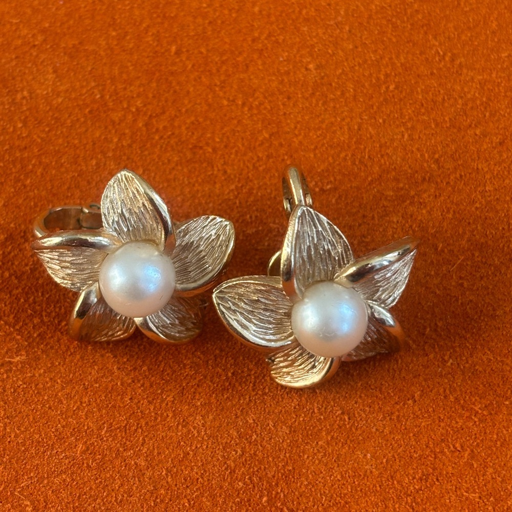 Vintage Trifari Gold Tone Flower Pearl Clip Earrings Signed Mid Century